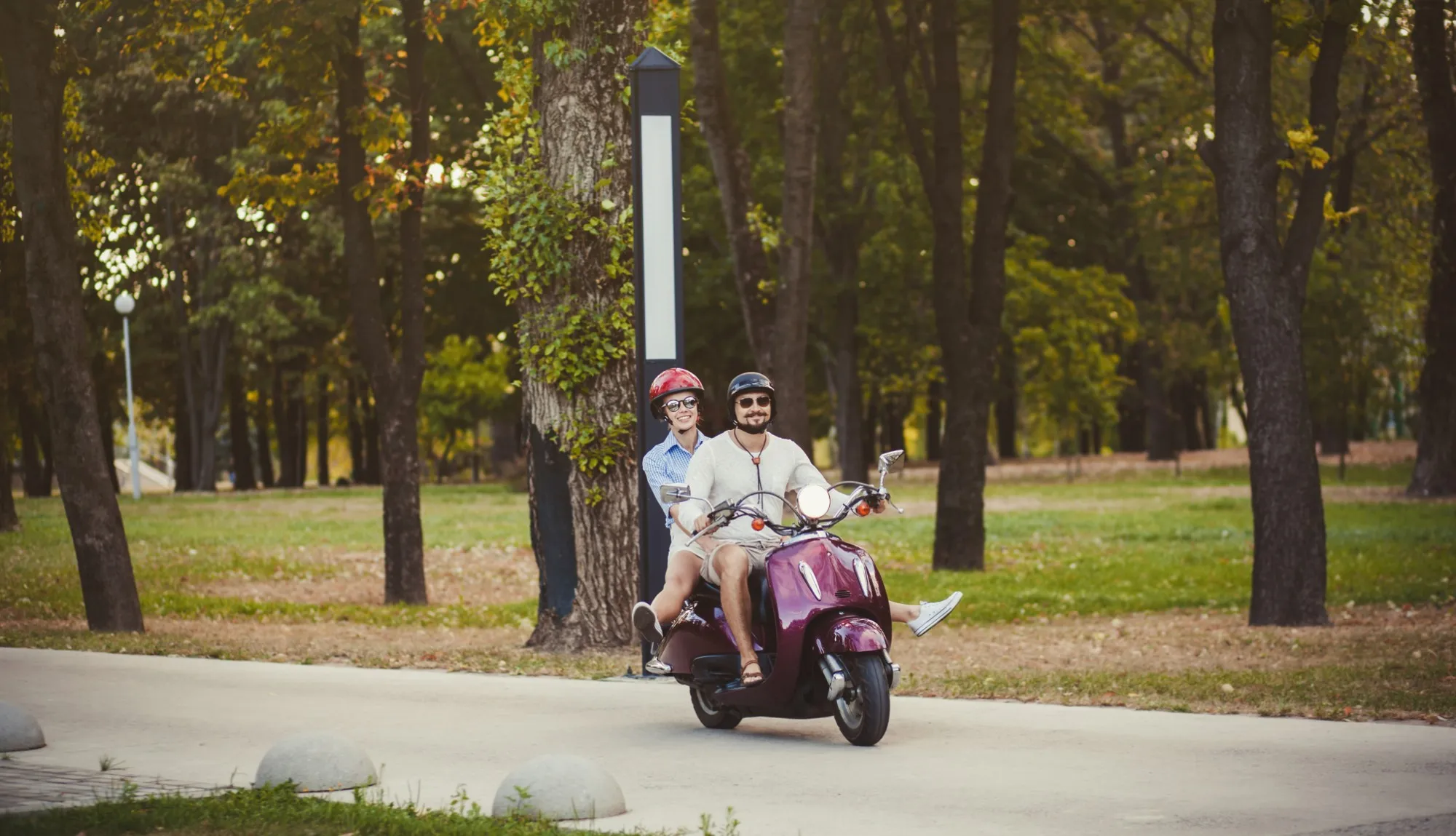 Zwei Personen auf einem Motorroller